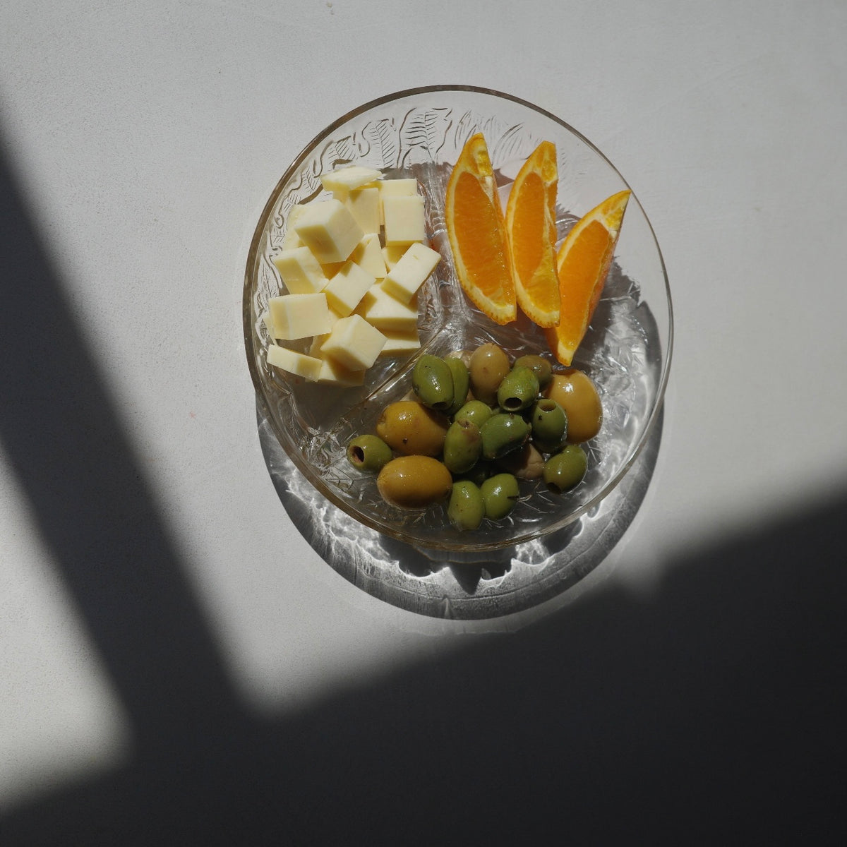THE VINTAGE GLASS PLATTER TRAY