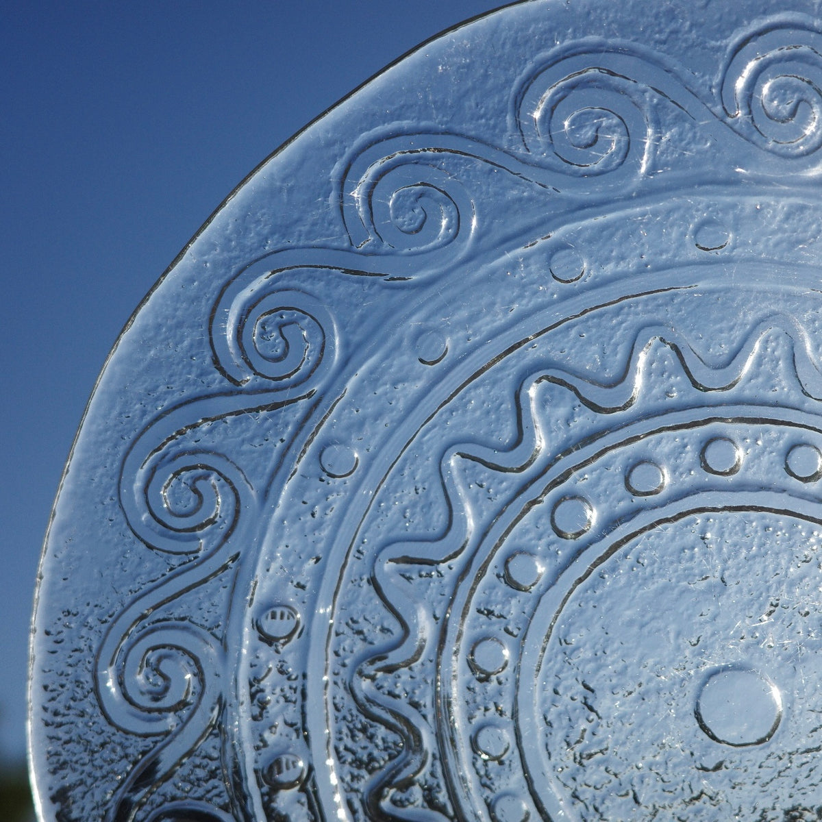 THE VINTAGE SPIRAL PATTERN GLASS PLATE