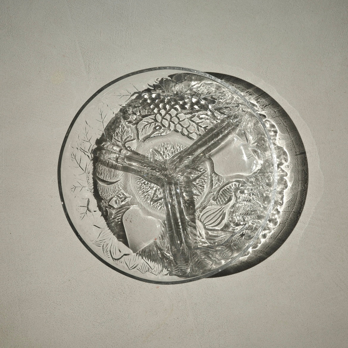THE VINTAGE GLASS PLATTER TRAY