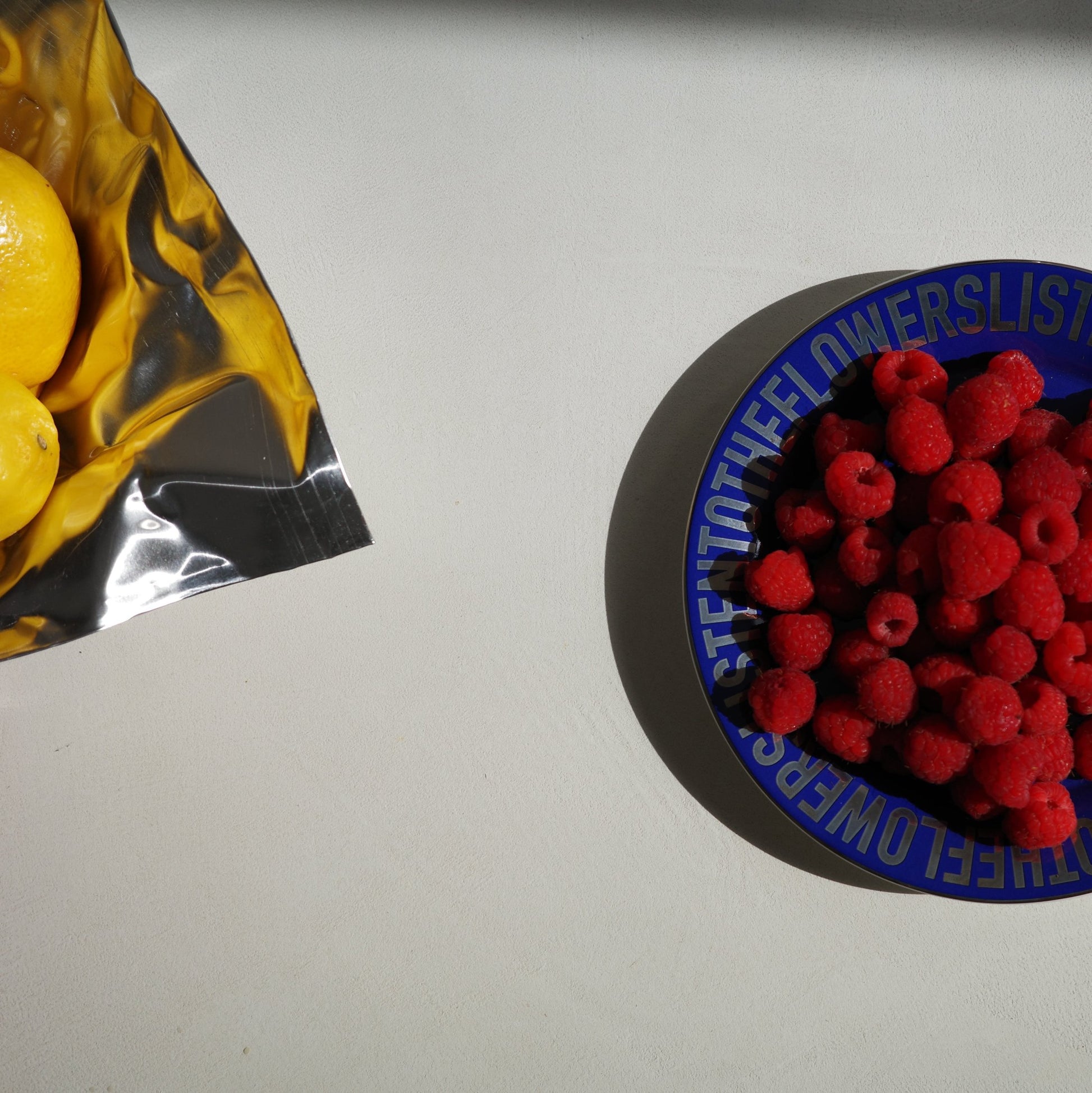 DARK BLUE CERAMIC PLATE WITH RASPBERRIES