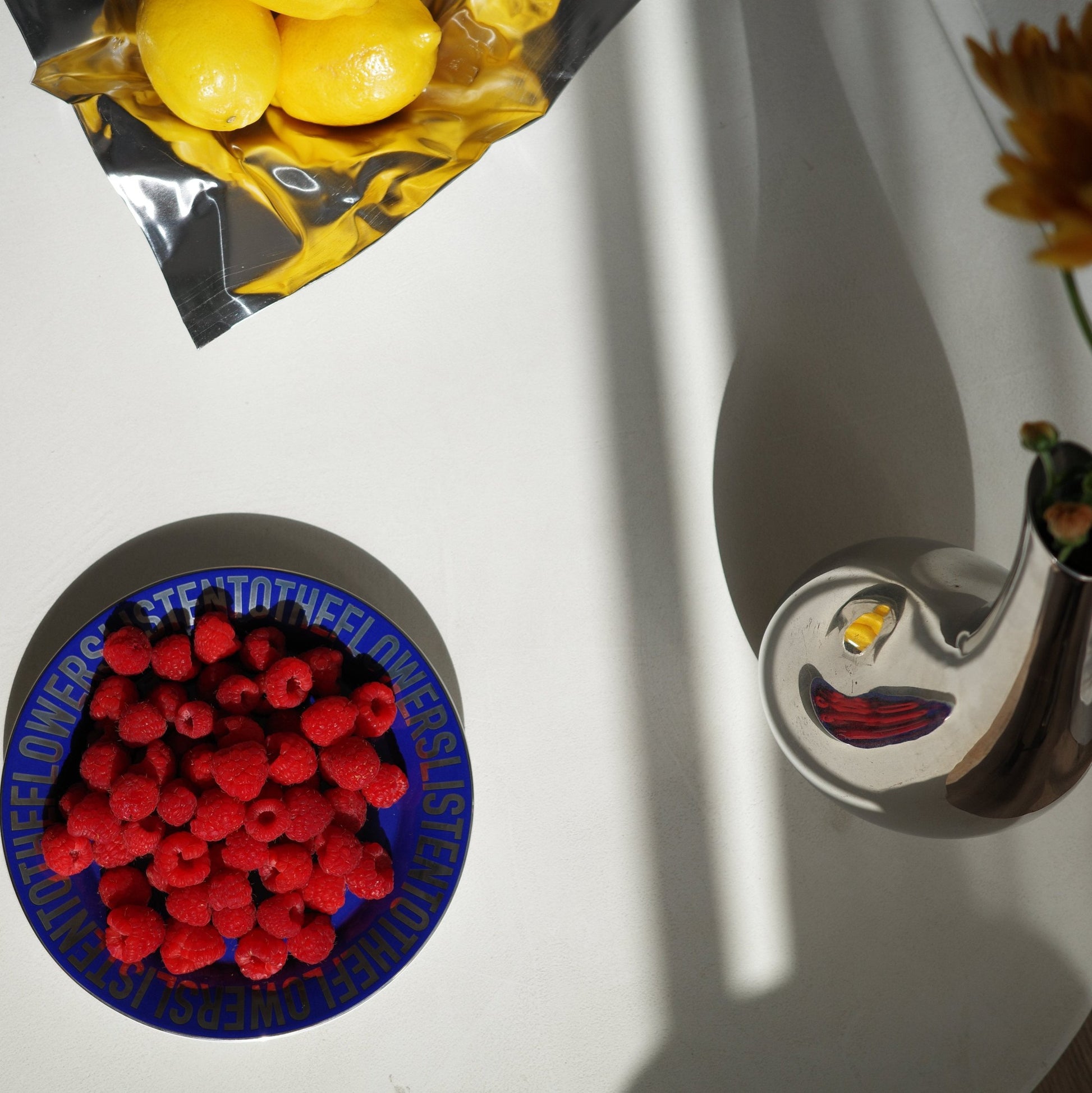 BLUE CERAMIC PLATE WITH RASPBERRIES