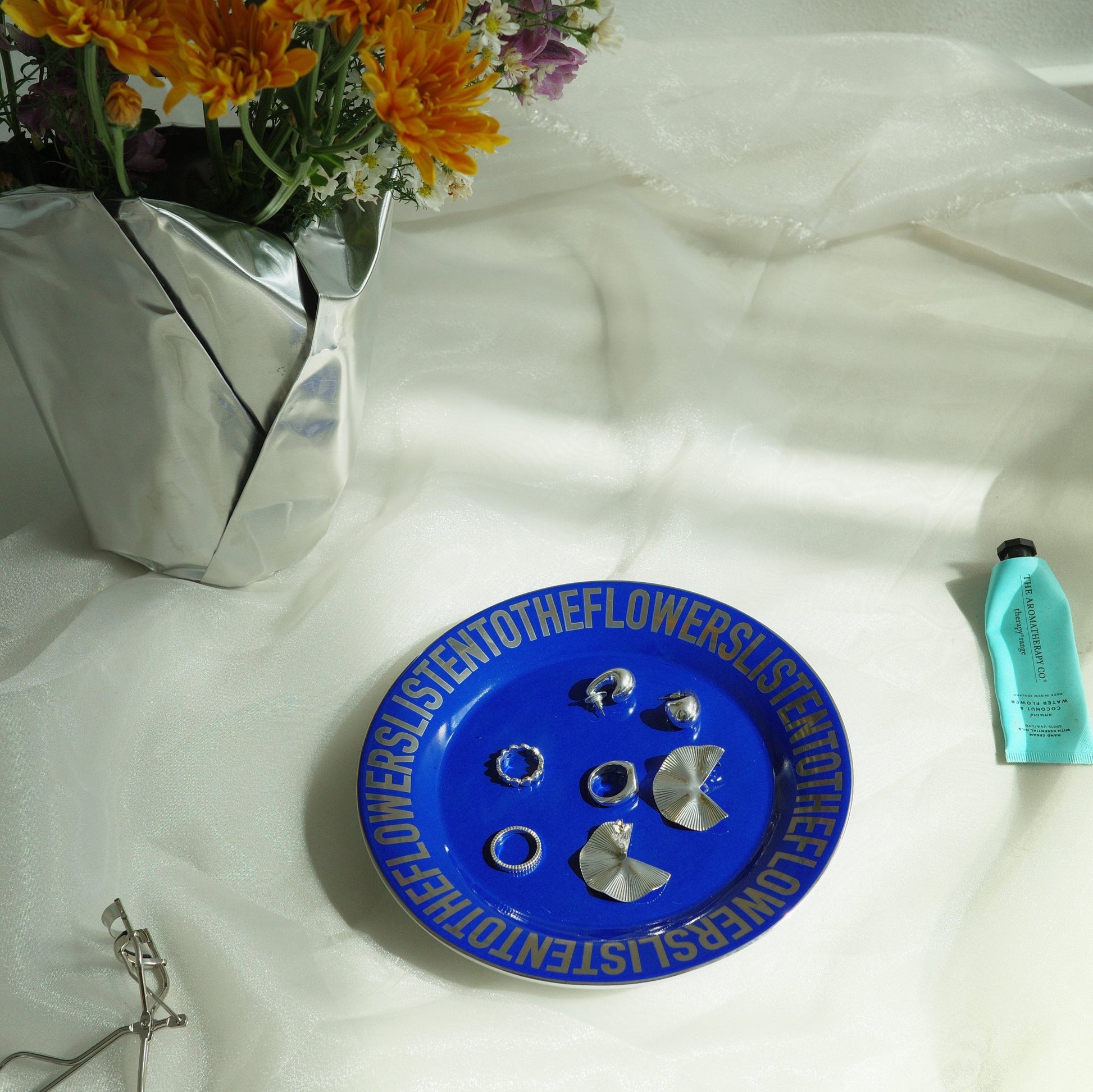 BLUE CERAMIC PLATE WITH SILVER JEWELLERY